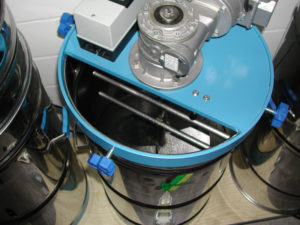 Chromstahlhonigbehälter mit aufgesetzten Rührwerk zur Cremehonig Herstellung