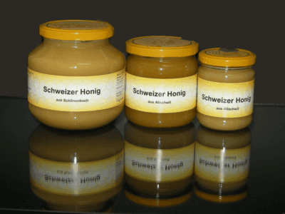 Blütenhonig in Gläser abgefüllt