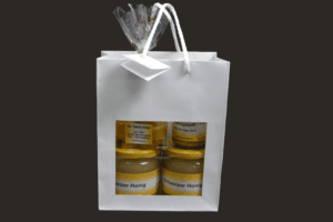 Geschenkset mit Honig, Honigsenf und Teelichtkerzen in Tragtasche mit Sichtfenster